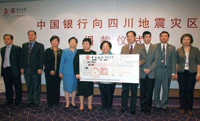2008年5月14日上午，張燕玲副行長(zhǎng)將一張面額1,000萬(wàn)的現(xiàn)金支票交到了中國(guó)紅十字會(huì)總會(huì)彭珮云會(huì)長(zhǎng)手中，代表中國(guó)銀行向汶川地震受災(zāi)地區(qū)人民捐款。