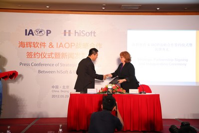 海輝與IAOP雙方代表簽約（左：海輝軟件董事長孫振耀；右：IAOP首席執(zhí)行官 Debi Hamill）