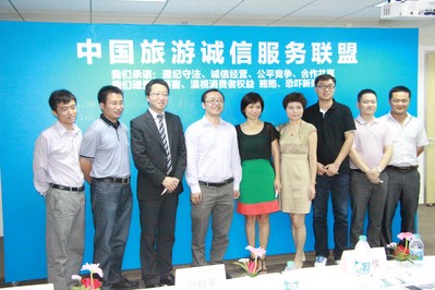 左起三為騰邦國(guó)際副總裁張鐸先生、左起五為去哪兒副總裁彭笑枚女士