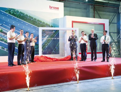 博澤重慶工廠開業(yè)典禮（從左到右）：高軍（長安福特馬自達副總裁）；賀國平（長安集團采購部副部長）；唐念秋（博澤中國區(qū)總裁）；何勇（重慶沙坪壩區(qū)區(qū)委常委、常委副區(qū)長）；施博格（博澤亞太區(qū)總裁）；付長生（重慶沙坪壩區(qū)副區(qū)長）； Wolfgang Beuck (重慶博澤工廠總經(jīng)理）；傅鵬九（沃爾沃成都工廠副總經(jīng)理）。