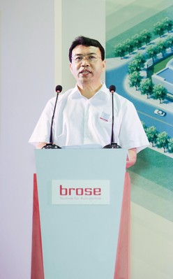 付長生（重慶沙坪壩區(qū)副區(qū)長）在重慶博澤工廠開業(yè)典禮上致詞。 