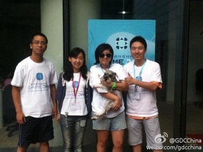 做出兩款游戲的 Metao 組合影，狗狗成為游戲創(chuàng)作原型。