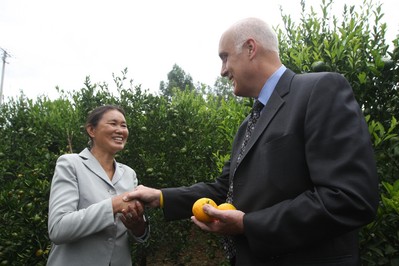 沃爾瑪中國公司事務(wù)高級副總裁博睿（右）考察大理項目基地，并與農(nóng)戶和受資助婦女進(jìn)行深入交流，了解他們的需求。