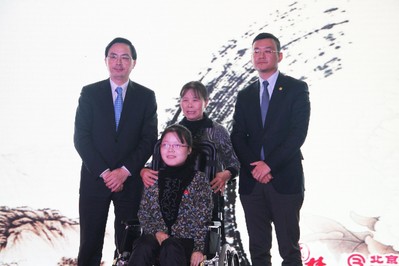 北京銀行副行長(zhǎng)許寧躍先生、海航悅逸度假俱樂(lè)部董事長(zhǎng)趙暉先生與殘疾畫(huà)家汪玉婷合影
