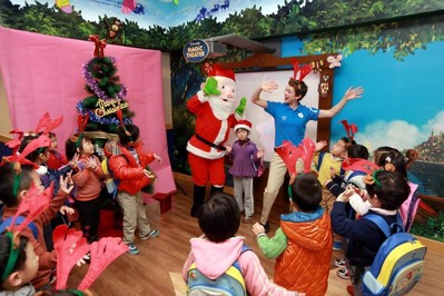 孩子們一起學唱圣誕英文歌曲，并練習用英語來自信交流（*圖片攝于陸家嘴中心）