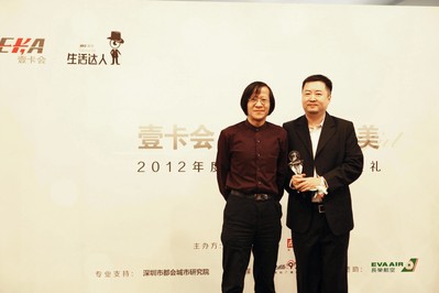 兩岸三地知名文化學者胡野秋為新聞漫畫達人顏慶雄頒獎，他認為這個時代需要平凡人來對生活目標進行修正。