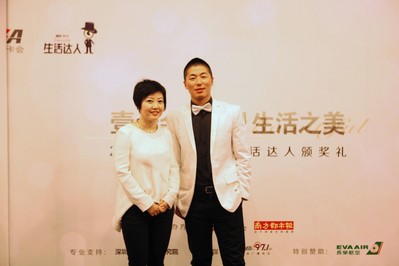 跨界文化人曉昱為健身達人李朝陽頒獎，她高度評價生活達人評選活動，認為它是一個重新認識城市的過程。
