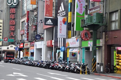 無論機(jī)車、轎車、自行車，無論多么狹窄的街道，都停得整齊劃一。