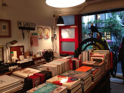 與其說(shuō)好樣本事是家書(shū)店，不如說(shuō)是一間生活店，熱愛(ài)旅行的女老板從全世界淘來(lái)生活物件與客人們分享