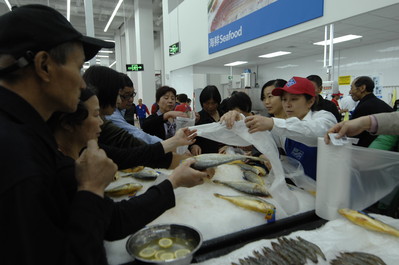 杭州山姆店開業(yè)第一天，顧客踴躍搶購新鮮的黃魚
