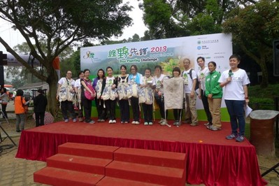 亞洲博聞的一個(gè)員工團(tuán)隊(duì)更憑其合乎環(huán)保原則、具創(chuàng)意、有效率的運(yùn)送用具奪得《最醒目植樹大獎(jiǎng)》。