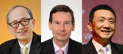 (左起) 世界黃金協(xié)會(huì)遠(yuǎn)東區(qū)董事總經(jīng)理鄭良豪、國(guó)際鉑金協(xié)會(huì)首席執(zhí)行官高偉政、上海鉆石交易所總裁林強(qiáng)