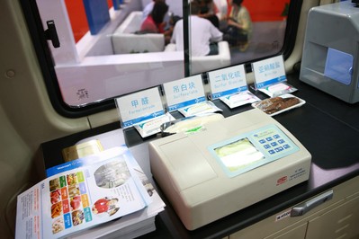 目前在廣東運(yùn)行的沃爾瑪食品安全檢測(cè)車涵蓋11項(xiàng)檢測(cè)指標(biāo)，每天至少抽檢150個(gè)樣品