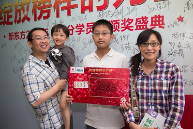 學(xué)員獲SSAT2283分，與家長簽名版前留念