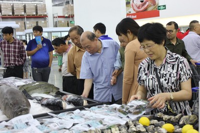 蘇州山姆會員店開業(yè)第一天，顧客選購新鮮的海鮮產(chǎn)品