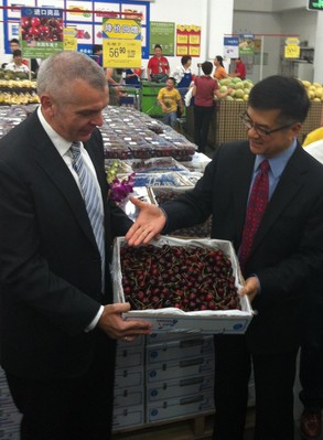 山姆會員商店首席運營官文安德與美國駐華大使駱家輝一起在北京亦莊山姆會員商店促銷美國西北櫻桃。