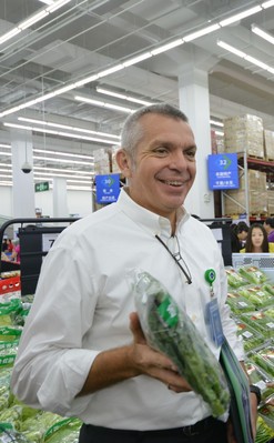 山姆會(huì)員商店首席運(yùn)營(yíng)官文安德展示山姆生鮮產(chǎn)品，介紹山姆采購(gòu)的秘訣。