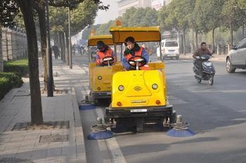 環(huán)衛(wèi)工人利用掃地車更安全、更高效地工作