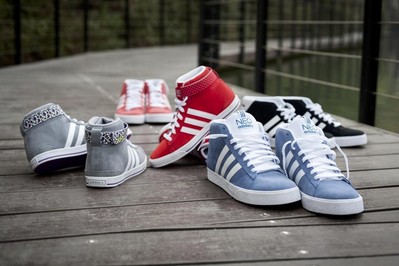 adidas Neo label 秋冬品牌大片中經(jīng)典絨面革為設(shè)計主軸的藍,紅BB NEO高幫鞋，呈現(xiàn)亮眼的運動休閑風格