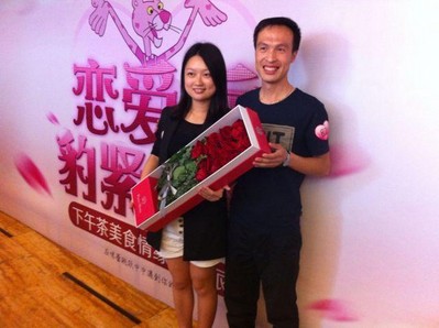 愛情如戀人手中的鮮花，在浪漫的季節(jié)綻放