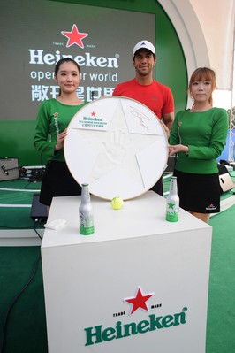 球員沃達斯科賽后來到喜力啤酒花園與球迷零距離見面，并留下他的手印與簽名。