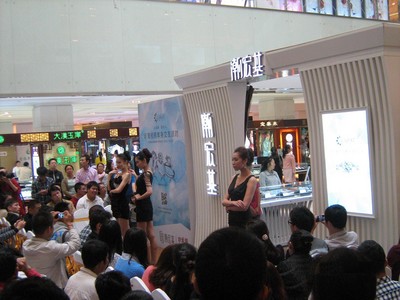 珍愛(ài)網(wǎng)攜手潮宏基克拉女人活動(dòng)現(xiàn)場(chǎng)，氣質(zhì)美女媲美克拉美鉆