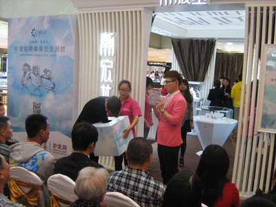 “克拉女人，珍愛(ài)網(wǎng)相擁”，參與活動(dòng)的會(huì)員正在抽取克拉美鉆大獎(jiǎng)