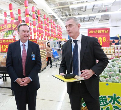 沃爾瑪全球CEO麥道克和中國CEO高福瀾考察大賣場，深入了解市場