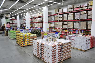 山姆深圳福田店大量使用大卡板陳列商品。