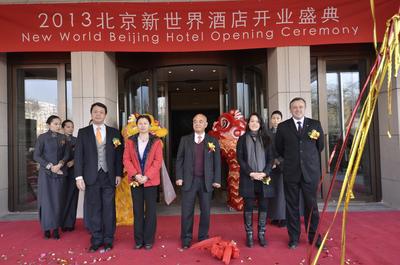 (由左至右)　 新世界中國(guó)地產(chǎn)北京總經(jīng)理陳子榮先生、新世界崇文公司法人代表陳艷女士、新世界發(fā)展主席鄭家純博士、瑰麗酒店集團(tuán)首席行政總裁鄭志雯小姐及酒店總經(jīng)理魏得可先生于北京新世界酒店開(kāi)業(yè)典禮。
