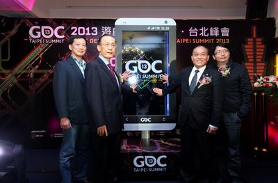 (由左至右)游戲產(chǎn)業(yè)振興會張厥猷會長、國際貿(mào)易局王振福主任秘書、外貿(mào)協(xié)會黃文榮秘書長、樂升科技 許金龍董事長預(yù)?！?013游戲開發(fā)者大會臺北峰會”圓滿順利