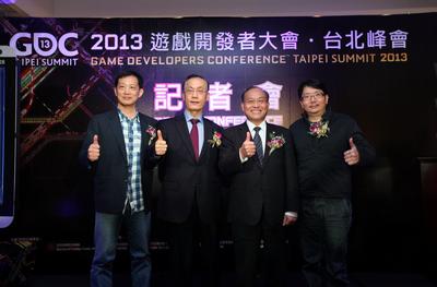(由左至右)游戲產(chǎn)業(yè)振興會張厥猷會長、國際貿(mào)易局王振福主任秘書、對外貿(mào)易發(fā)展協(xié)會黃文榮秘書長、樂升科技許金龍董事長共同啟動“2013游戲開發(fā)者大會臺北峰會”展前記者會
