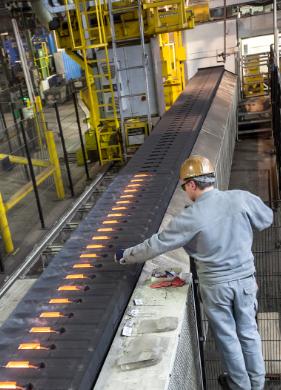 對成型過程進行綜合監(jiān)控和記錄確保熔料在鑄模中的流速更為穩(wěn)定，填充更為徹底。