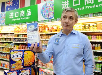 在北京沃爾瑪清河店，沃爾瑪中國總裁高福瀾向記者介紹沃爾瑪進口商品