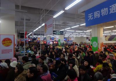 沃爾瑪云南昆明昌源中路店盛大開(kāi)業(yè)，商場(chǎng)內(nèi)人頭涌涌，工作人員馬不停蹄