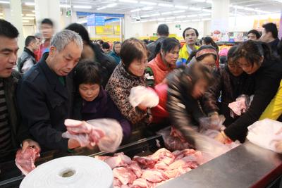 沃爾瑪深圳巒山谷新店開業(yè)，附近小區(qū)的市民紛紛前來選購品質(zhì)好、價格實惠的鮮食