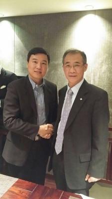 晶茂（中國(guó)）電影傳媒CEO兼搜狐暢游副總裁，暢游軟件事業(yè)部GM：劉潔（左）希杰希界維（上海）首席代表兼中國(guó)區(qū)總裁：韓廣熙（右）