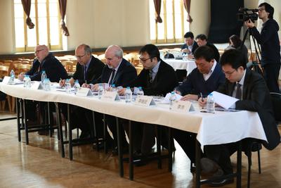 此次面試考官（從左至右）：紐約愛樂樂團圓號首席菲利普.梅耶斯、長號首席約瑟夫.阿萊西、樂隊首席格蘭.迪克特羅、雙簧管首席王亮，以及上音弦樂系主任李繼武、上交首席李沛 。